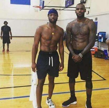 体育国足新球衣：主红客白 竖向暗纹点缀黑黄两色